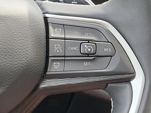 Certified 2025 Jeep Grand Cherokee Altitude AWD/4WD image 22