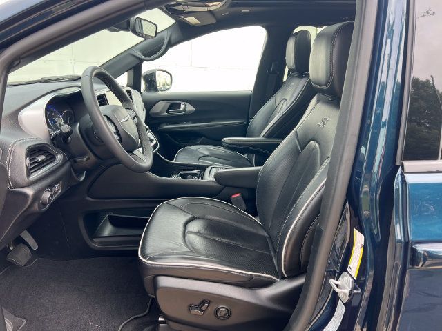 Used 2025 Chrysler Pacifica Limited FWD image 4