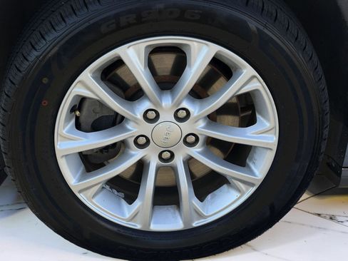 Used 2020 Jeep Cherokee Latitude image 5