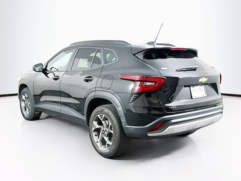 Used 2025 Chevrolet Trax LT FWD image 5