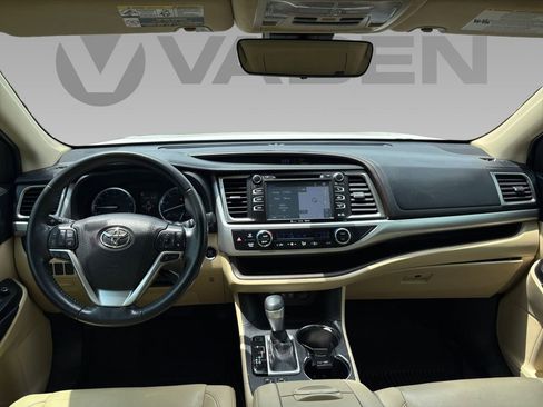 Used 2019 Toyota Highlander XLE FWD image 3