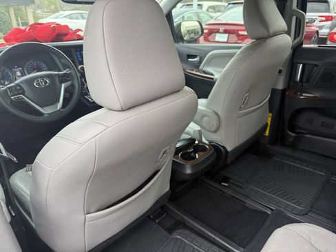Used 2015 Toyota Sienna Limited Premium image 21