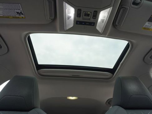 Used 2022 Toyota RAV4 XLE w/ Convenience Package image 11