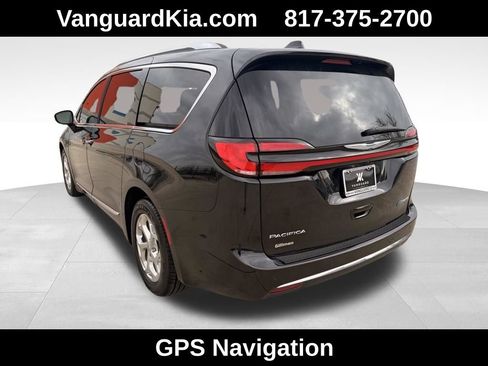 Used 2021 Chrysler Pacifica Limited w/ Uconnect Theater Family Group image 2