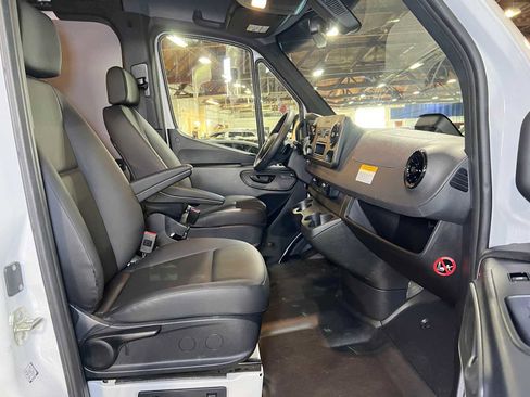 Used 2025 Mercedes-Benz Sprinter 2500 image 11