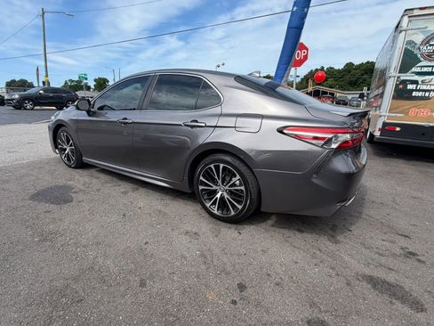 Used 2019 Toyota Camry SE FWD image 3