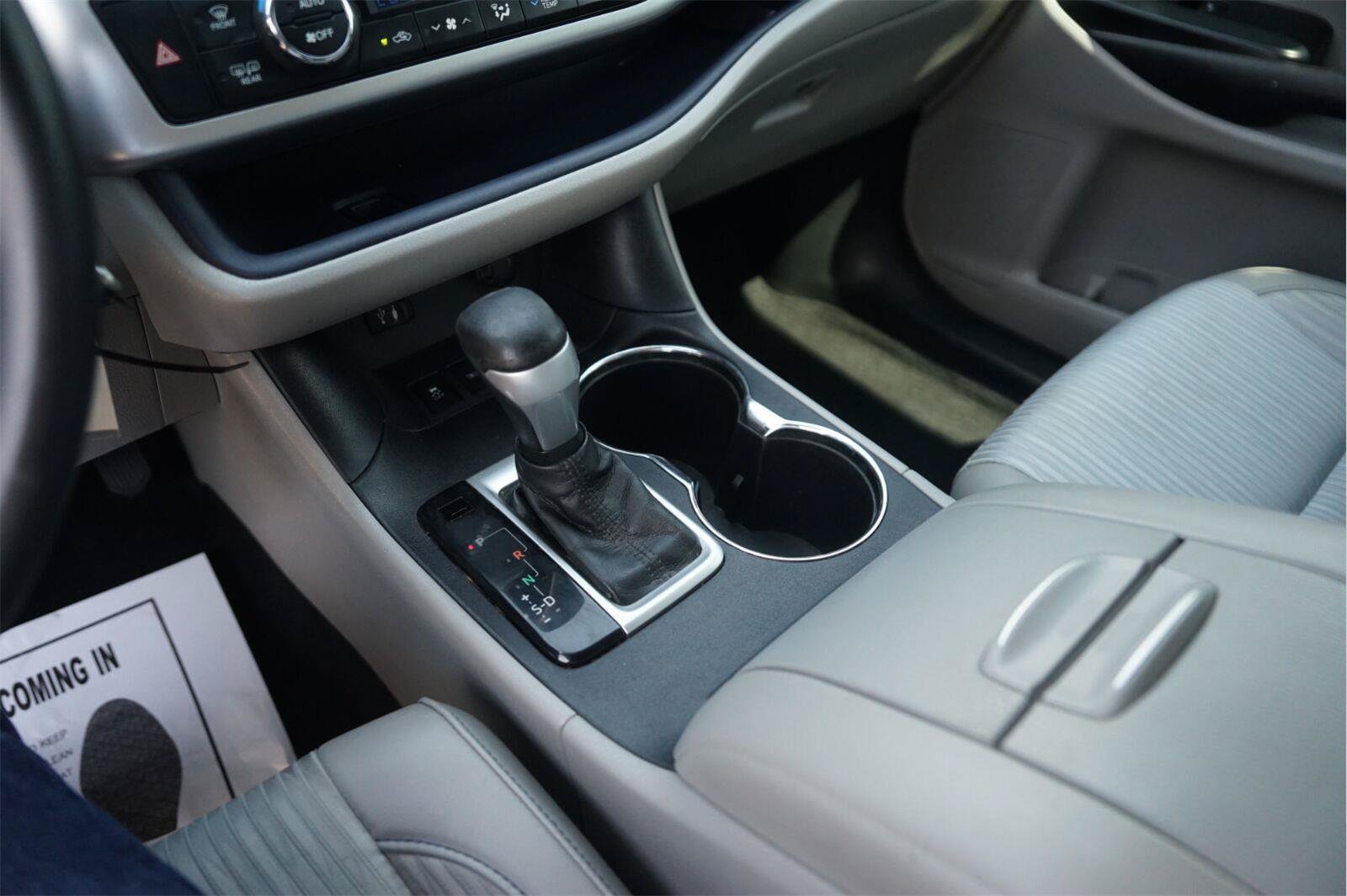 Used 2015 Toyota Highlander Plus FWD image 28