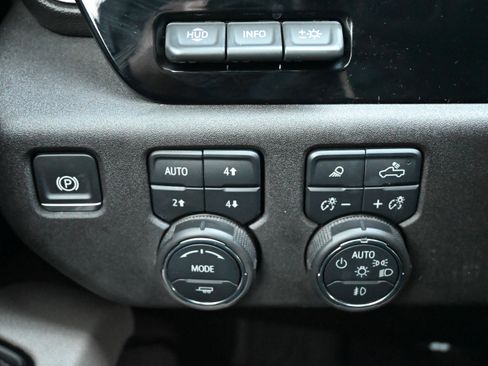 Used 2025 Chevrolet Silverado 2500 ZR2 w/ Technology Package image 28