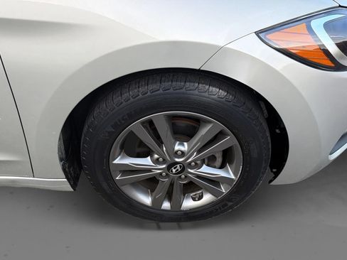 Used 2017 Hyundai Elantra SE FWD image 25