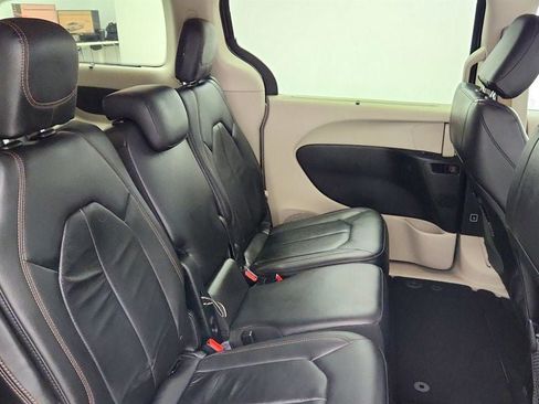 Used 2017 Chrysler Pacifica Touring-L FWD image 22