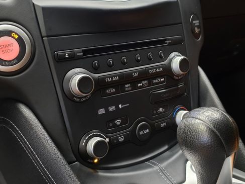 Used 2009 Nissan 370Z Touring w/ Sport Pkg RWD image 29