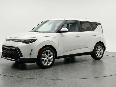 Used 2025 Kia Soul LX w/ LX Technology Package image 3