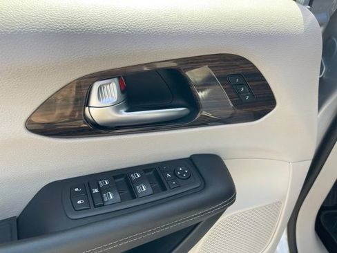 Used 2023 Chrysler Pacifica Limited FWD image 6