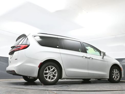 Used 2022 Chrysler Pacifica Touring-L FWD image 20