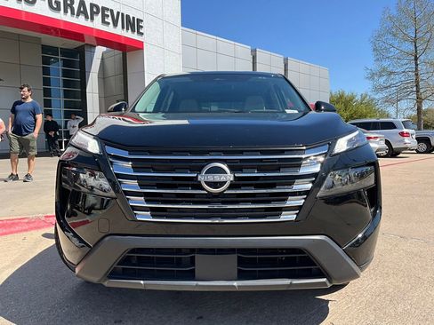 Used 2025 Nissan Rogue SV image 3