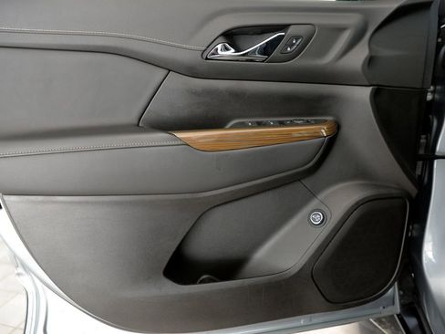 Used 2023 GMC Acadia SLE w/ Driver Convenience Package image 14