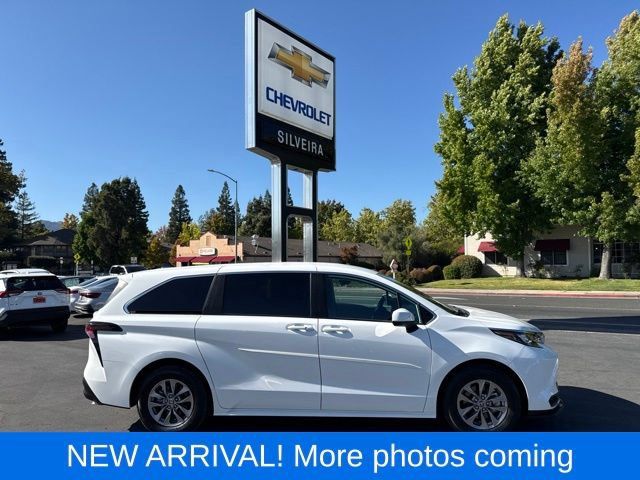 Used 2024 Toyota Sienna LE AWD/4WD image 1