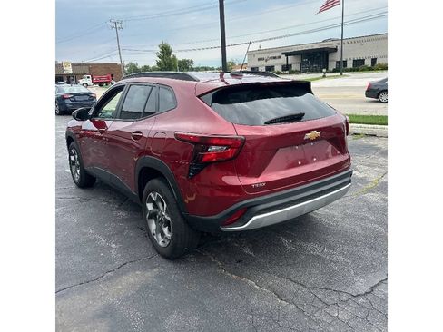 Used 2025 Chevrolet Trax LT FWD image 5