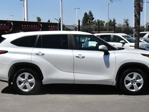 Used 2024 Toyota Highlander LE AWD/4WD image 9