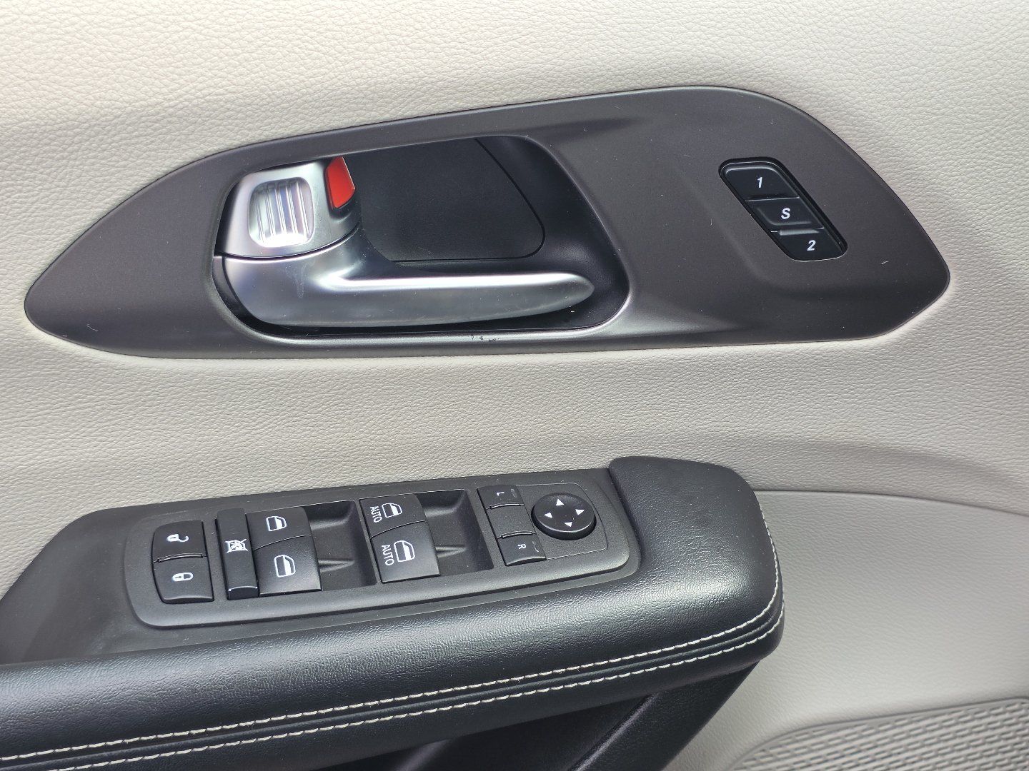 Used 2021 Chrysler Pacifica Touring-L FWD image 23