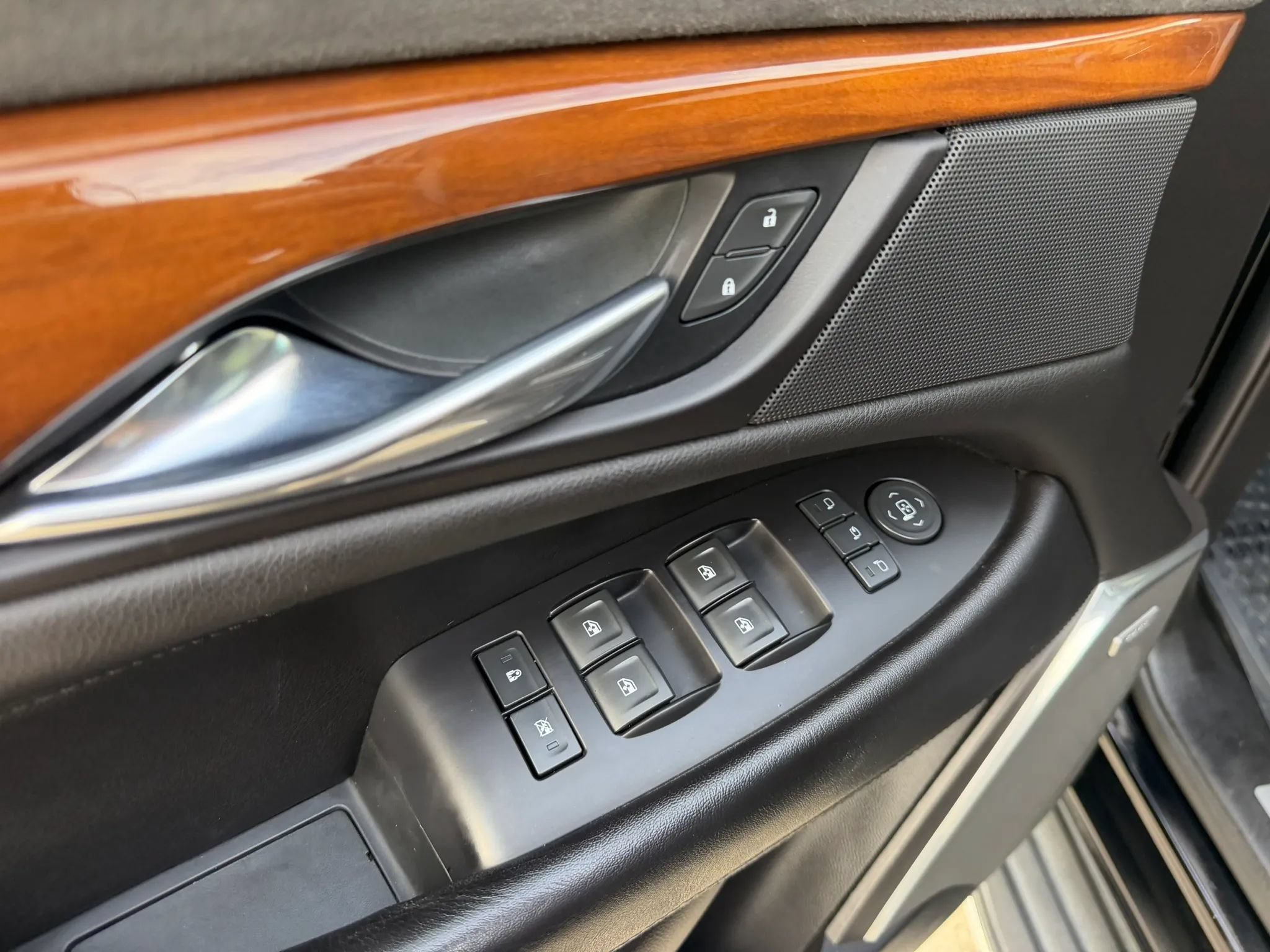 Used 2019 Cadillac Escalade Luxury AWD/4WD image 14