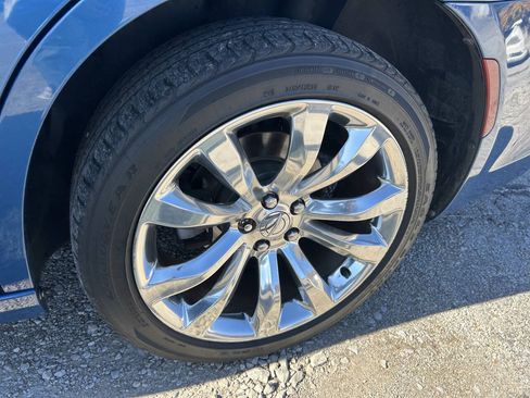 Used 2020 Chrysler 300 Touring w/ Chrome Appearance Package RWD image 3
