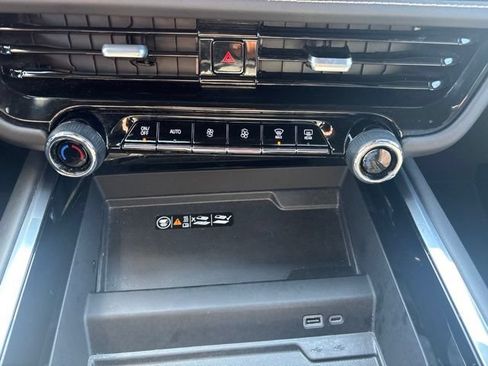 Used 2025 Chevrolet Suburban Premier AWD/4WD image 24