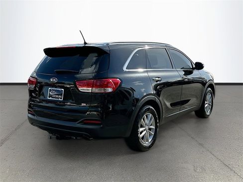 Used 2017 Kia Sorento LX image 7