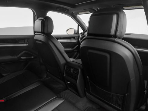 Used 2025 Porsche Cayenne image 22
