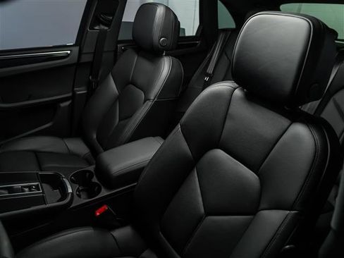 New 2025 Porsche Macan image 5