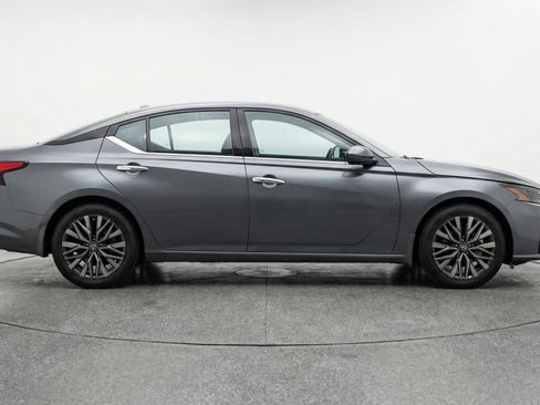 Used 2025 Nissan Altima 2.5 SV image 11