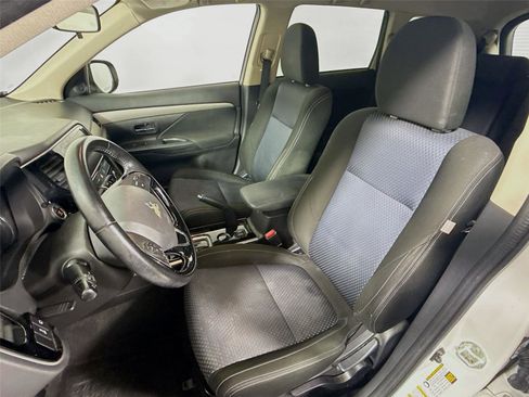 Used 2018 Mitsubishi Outlander SE image 2