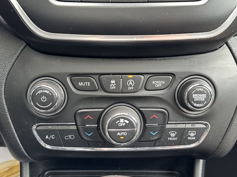 Used 2019 Jeep Cherokee Latitude Plus w/ Comfort/Convenience Group image 15