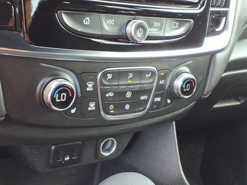 Used 2023 Chevrolet Traverse LT FWD image 9