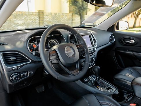 Used 2022 Jeep Cherokee Trailhawk w/ Premium Leather Package image 25