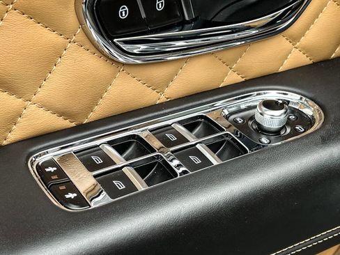 Used 2017 Bentley Bentayga image 30