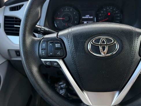 Used 2016 Toyota Sienna LE AWD/4WD image 26