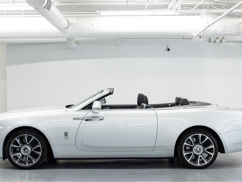 Used 2017 Rolls-Royce Dawn RWD image 2