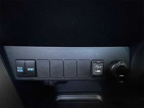 Used 2018 Toyota RAV4 XLE image 28