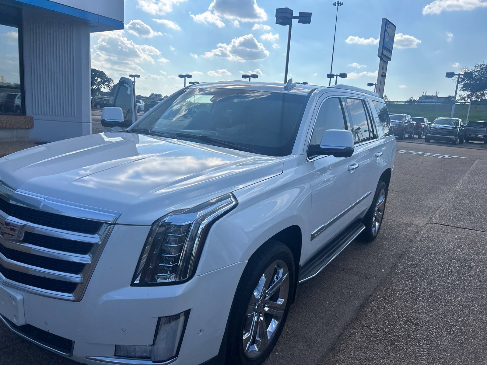 Used 2019 Cadillac Escalade Luxury AWD/4WD image 1