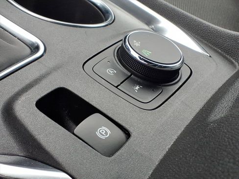 Used 2023 Chevrolet Traverse LT image 16