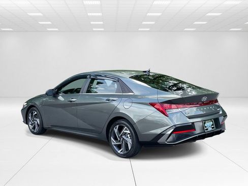 Certified 2025 Hyundai Elantra Limited w/ Cargo Package FWD image 4