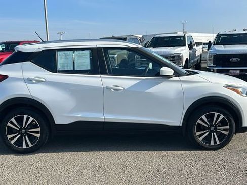 Used 2018 Nissan Kicks SV image 2