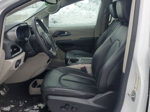 Certified 2024 Chrysler Pacifica Touring-L image 5