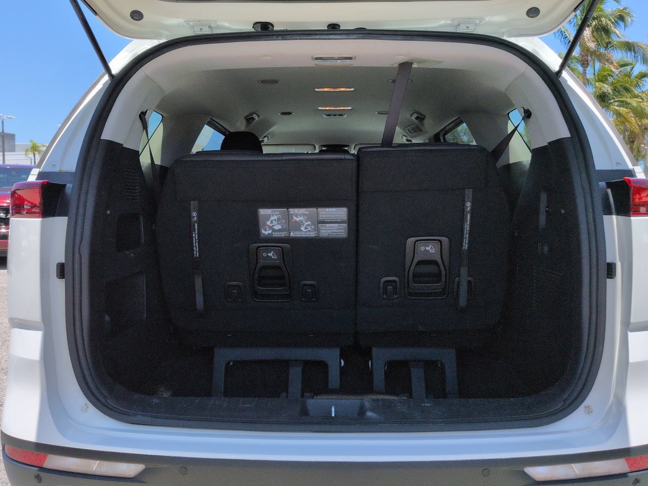 Used 2023 Kia Carnival LX FWD image 13
