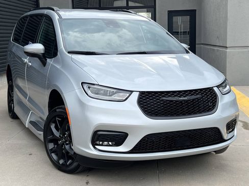Used 2023 Chrysler Pacifica Touring-L w/ Uconnect Theater Family Group FWD image 3