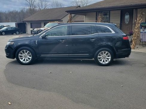 Used 2019 Lincoln MKT AWD image 3