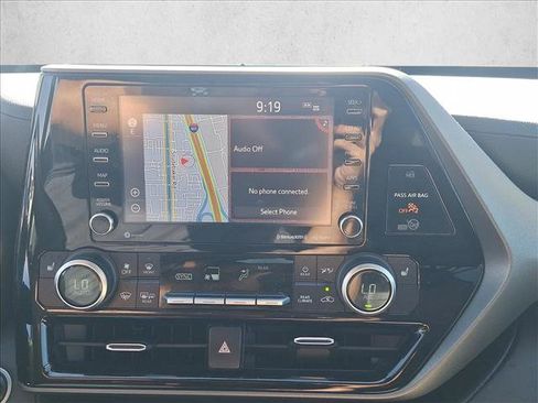Used 2020 Toyota Highlander XLE FWD image 13
