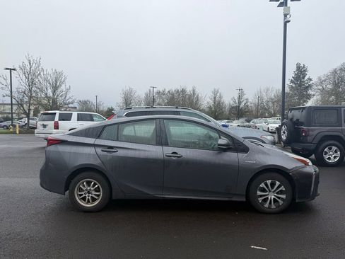 Used 2020 Toyota Prius LE image 6