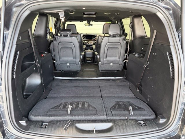 Used 2018 Chrysler Pacifica Touring-L w/ Premium Audio Group FWD image 33
